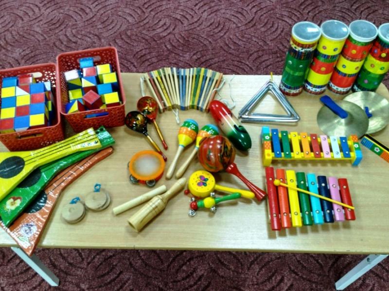 Детские музыкальные инструменты в зале
