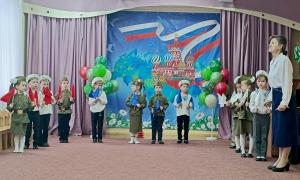 Торжественное построение детей старшей группы для открытия мероприятия
